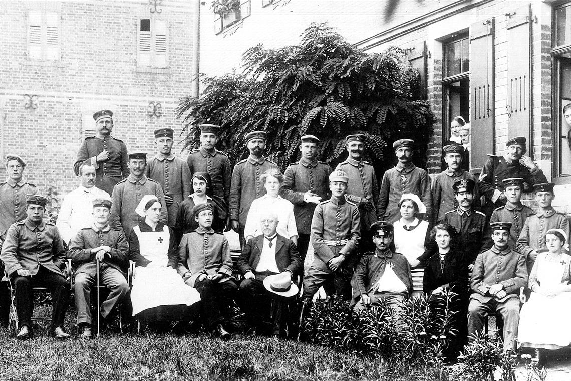 Engagierte gründeten 1870 Sanitätsverein Die Aufnahme zeigt Soldaten, Schwestern und Pflegepersonal sowie Stadtarzt Eduard Burck (vordere Reihe, Fünfter von links) vor dem Murrhardter Krankenhaus während des Ersten Weltkriegs. In der Walterichstadt wurden auch in Privathäusern und Villen Lazarette eingerichtet. Foto: MZ-Archiv