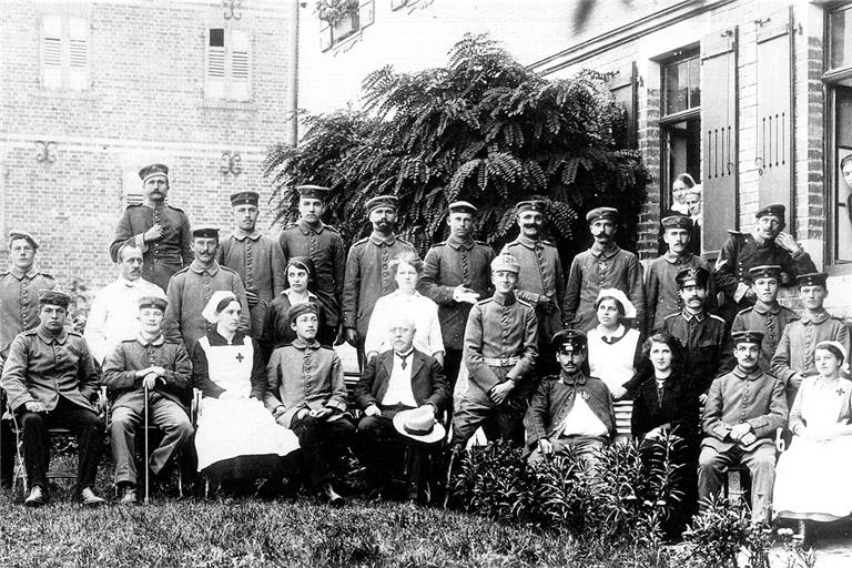 Die Aufnahme zeigt Soldaten, Schwestern und Pflegepersonal sowie Stadtarzt Eduard Burck (vordere Reihe, Fünfter von links) vor dem Murrhardter Krankenhaus während des Ersten Weltkriegs. In der Walterichstadt wurden auch in Privathäusern und Villen Lazarette eingerichtet. Foto: MZ-Archiv