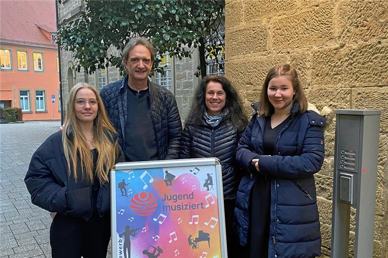 Die Aufnahmen zeigen von links: Amelie Hann, Uwe Hann (Musikschullehrer), Manuela Leggo (Musikschullehrerin) und Justina Gunther sowie Korbinian Gunther und Mara Klenk. Alle vier haben sich beim Wertungsspiel ihr Ticket zum Landeswettbewerb geholt. Fotos: Musikschule Schwäbischer Wald/Limpurger Land