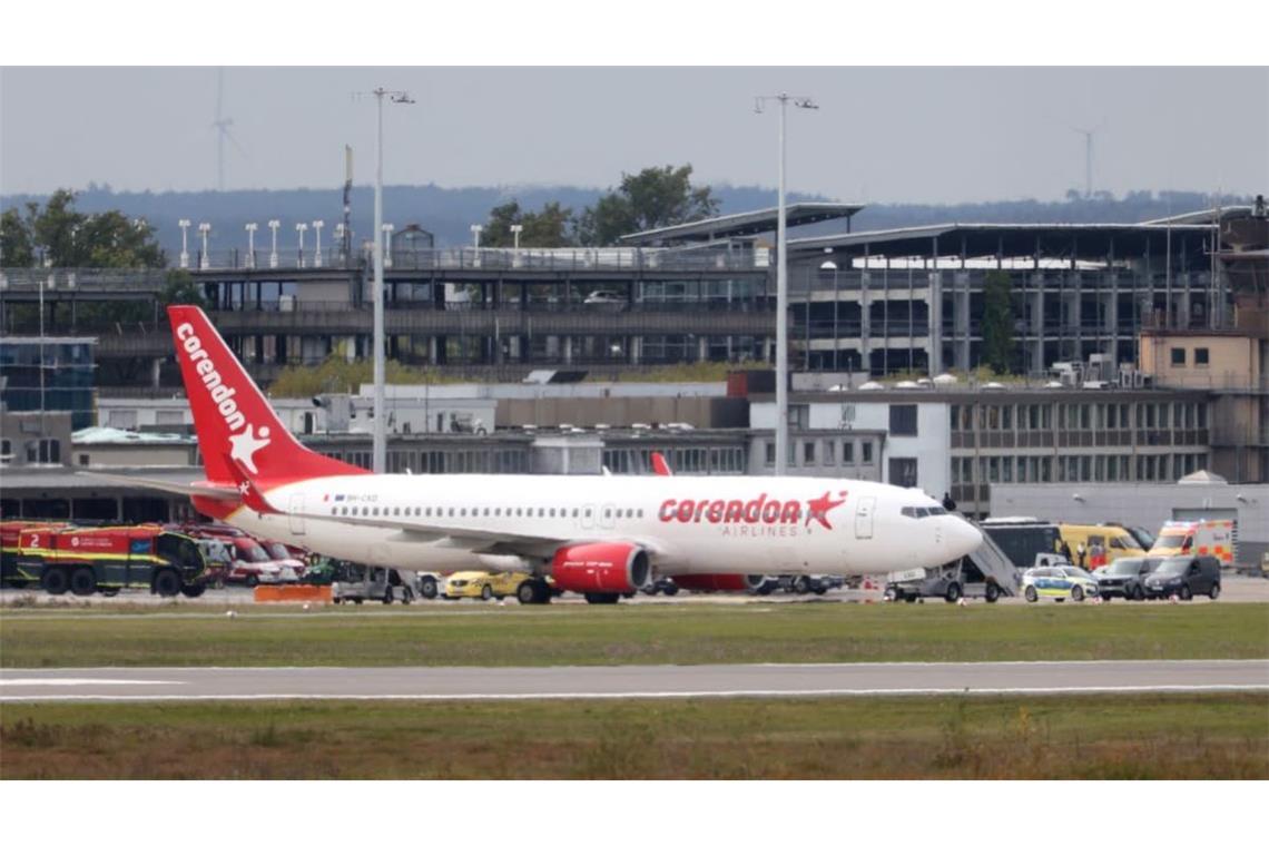 Die aus Korfu kommende Maschine der Fluggesellschaft Corendon steht auf dem Nürnberger Flughafengelände . Der Nürnberger Flughafen ist wegen eines Polizeieinsatzes gegen Mittag für den Flugverkehr gesperrt worden. Nach einem Alarm wegen eines möglichen Notfalls in einem Flugzeug am Nürnberger Flughafen hat die Polizei Entwarnung gegeben. 
