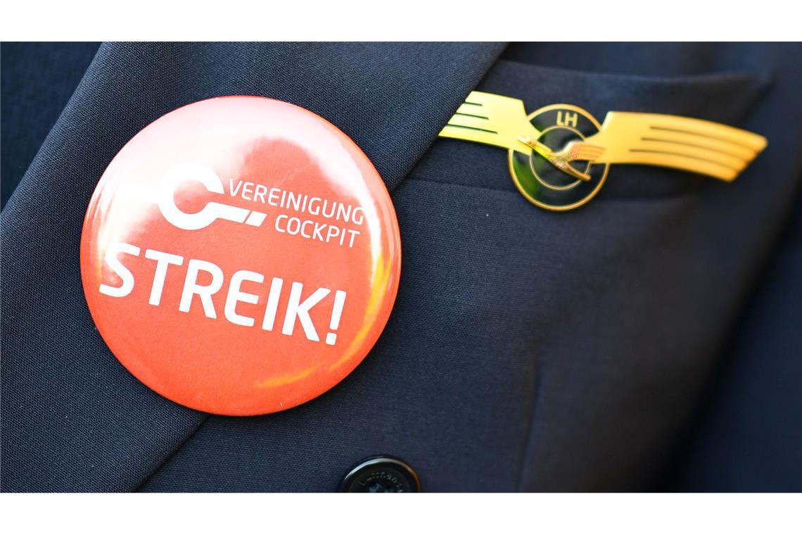 Lufthansa: Stellenabbau und drohender Streik der Piloten Die Auseinandersetzung mit der Vereinigung Cockpit ist nicht die einzige Tarifbaustelle von Deutschlands größter Fluggesellschaft. (Archivbild)