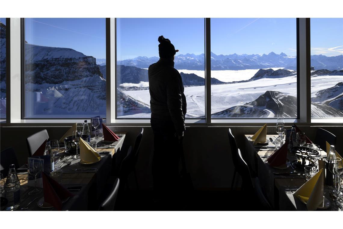 Bilder des Tages Die Aussicht über die Alpen genießen. Das Panorama-Bergrestaurant im Schweizer Ski-Gebiet Glacier 3000 ist zwei Jahre nach einem Brand neu eröffnet worden.
