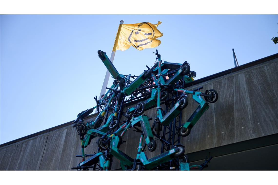 Strenges Handyverbot bei Böhmermanns Unvernunft-Schau Die Ausstellung "Die Möglichkeit der Unvernunft" in Berlin ist drei Wochen lang zu sehen.