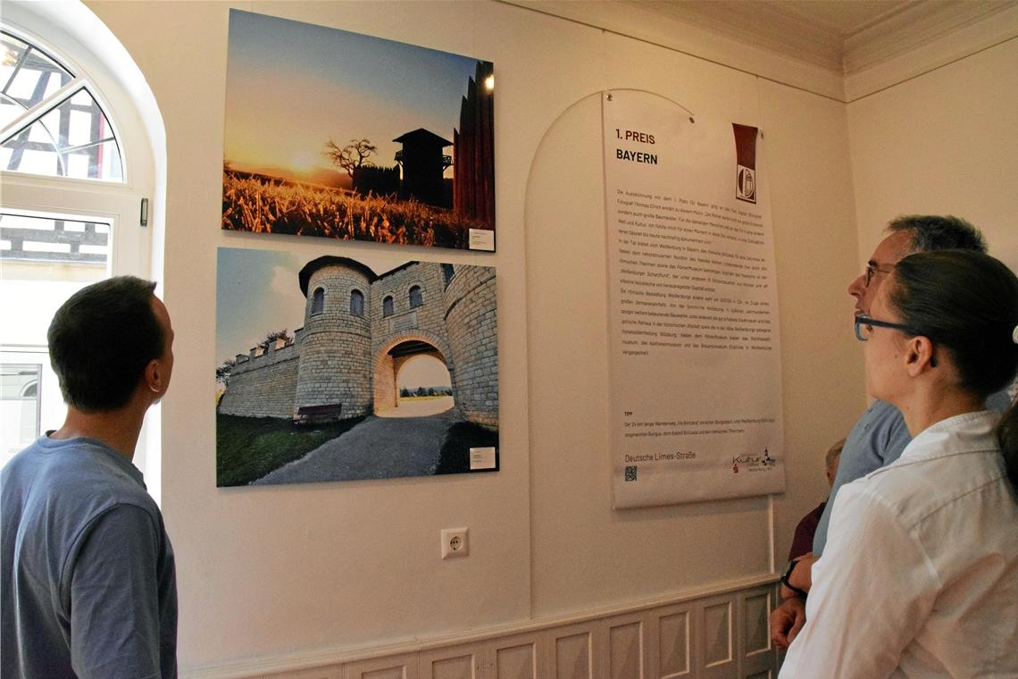Stimmungsvolle Limes-Fotoimpressionen aus vier Bundesländern Die Ausstellung im Erdgeschoss ist bis nach den Sommerferien zu sehen und wird von Vorträgen und Aktionen flankiert. Foto: Elisabeth Klaper