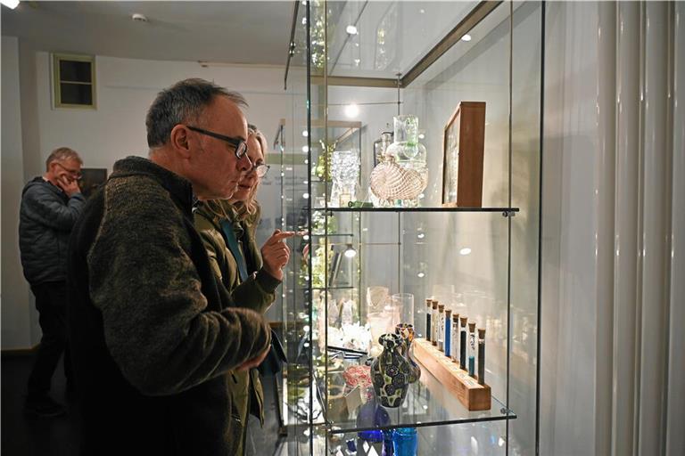 Die Ausstellung im Naturparkzentrum Murrhardt hält filigrane Exponate wie Karaffen, Krüge und verschiedene Trinkgläser bereit. Foto: Elisabeth Klaper