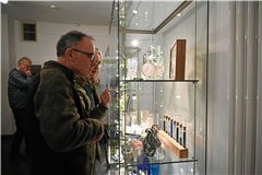 Die Ausstellung im Naturparkzentrum Murrhardt hält filigrane Exponate wie Karaffen, Krüge und verschiedene Trinkgläser bereit. Foto: Elisabeth Klaper