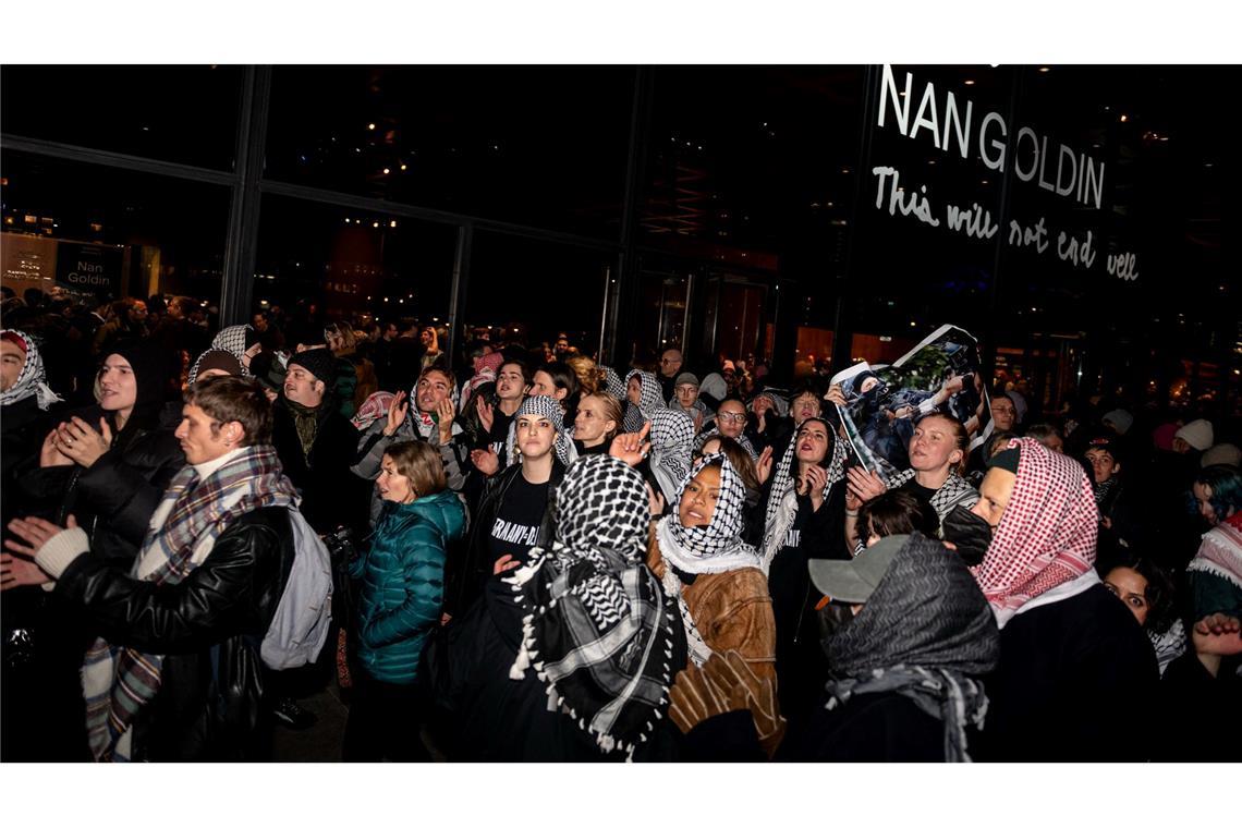Angriff im Herzen Beiruts - viele Tote und große Zerstörung Die Ausstellungseröffnung von Nan Goldin in Berlin wird von Protesten begleitet.