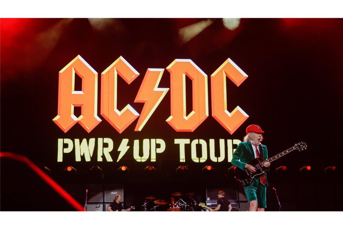 Die australische Rockband rund um Lead-Gitarrist Angus Young kommt am Wochenende nach Karlsruhe. (Symbolbild)