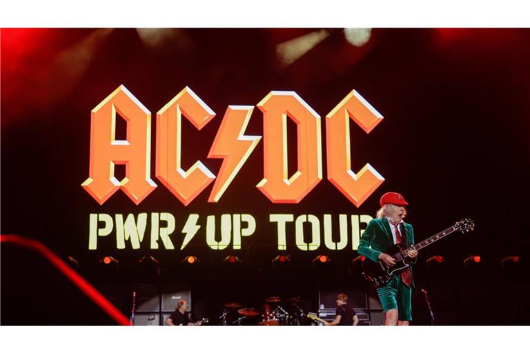 Die australische Rockband rund um Lead-Gitarrist Angus Young kommt am Wochenende nach Karlsruhe. (Symbolbild)