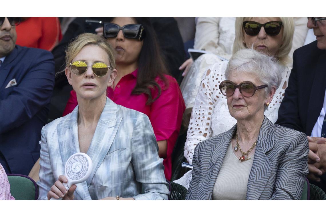 Die australische Schauspielerin Cate Blanchett kam am Turniertag zwei mit ihrer Mutter, ...