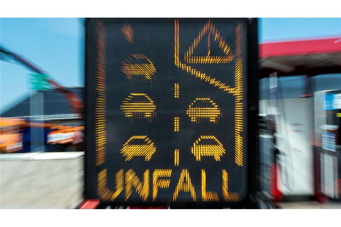 Eltern sterben bei Unfall auf der A14 - Kinder verletzt Die Autobahn musste nach dem Unfall mehrere Stunden voll gesperrt werden. (Symbolbild)