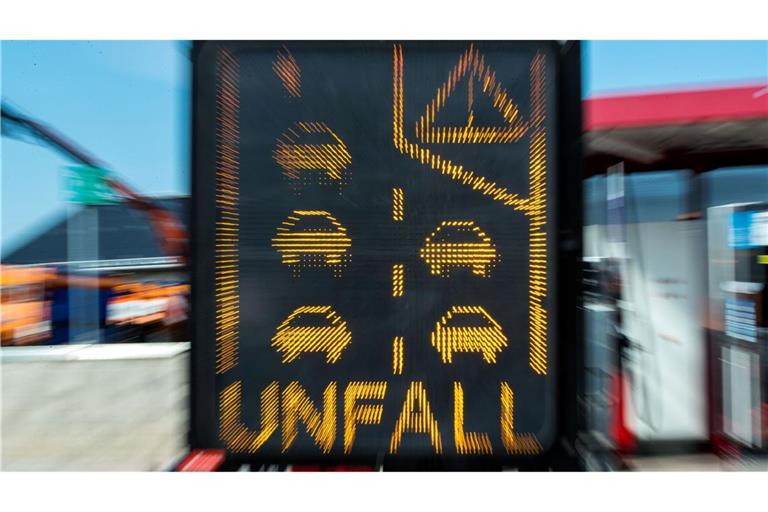 Die Autobahn musste nach dem Unfall mehrere Stunden voll gesperrt werden. (Symbolbild)