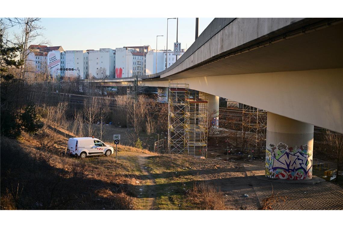 Jahrelange Vollsperrung einer Stadtautobahnbrücke in Berlin Die Autobahnbrücke führt über die Berliner Ringbahn. Der S-Bahnverkehr ist von der Sperrung aber vorerst nicht betroffen.