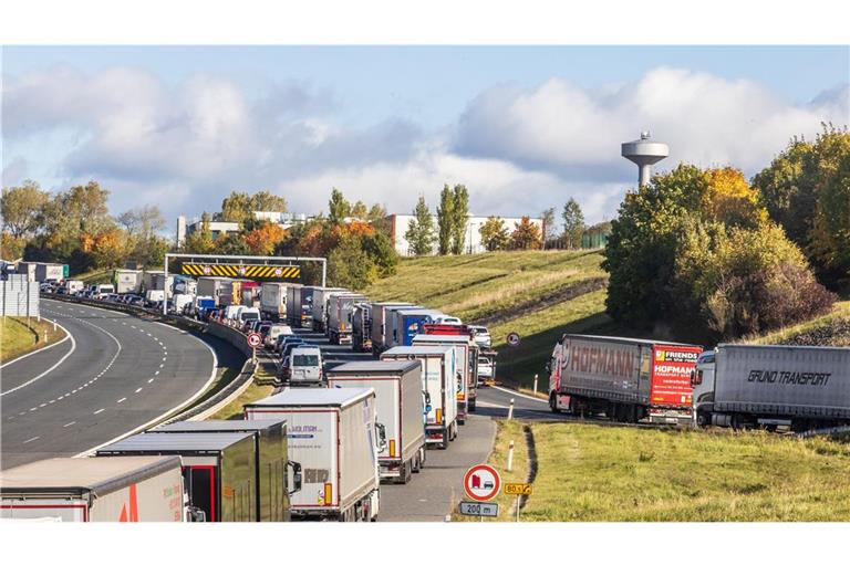Die Autobahnen in Sachsen, Sachsen-Anhalt und Thüringen könnten am kommenden -wochenende voll werden. (Symbolbild)