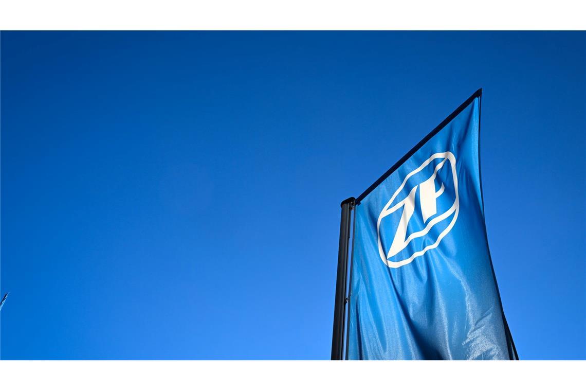 Krise in der Autoindustrie: ZF mit Milliardenverlust Die Autoindustrie steckt angesichts der schwachen Konjunktur in der Krise und leidet unter der mauen Nachfrage - vor allem nach E-Autos.