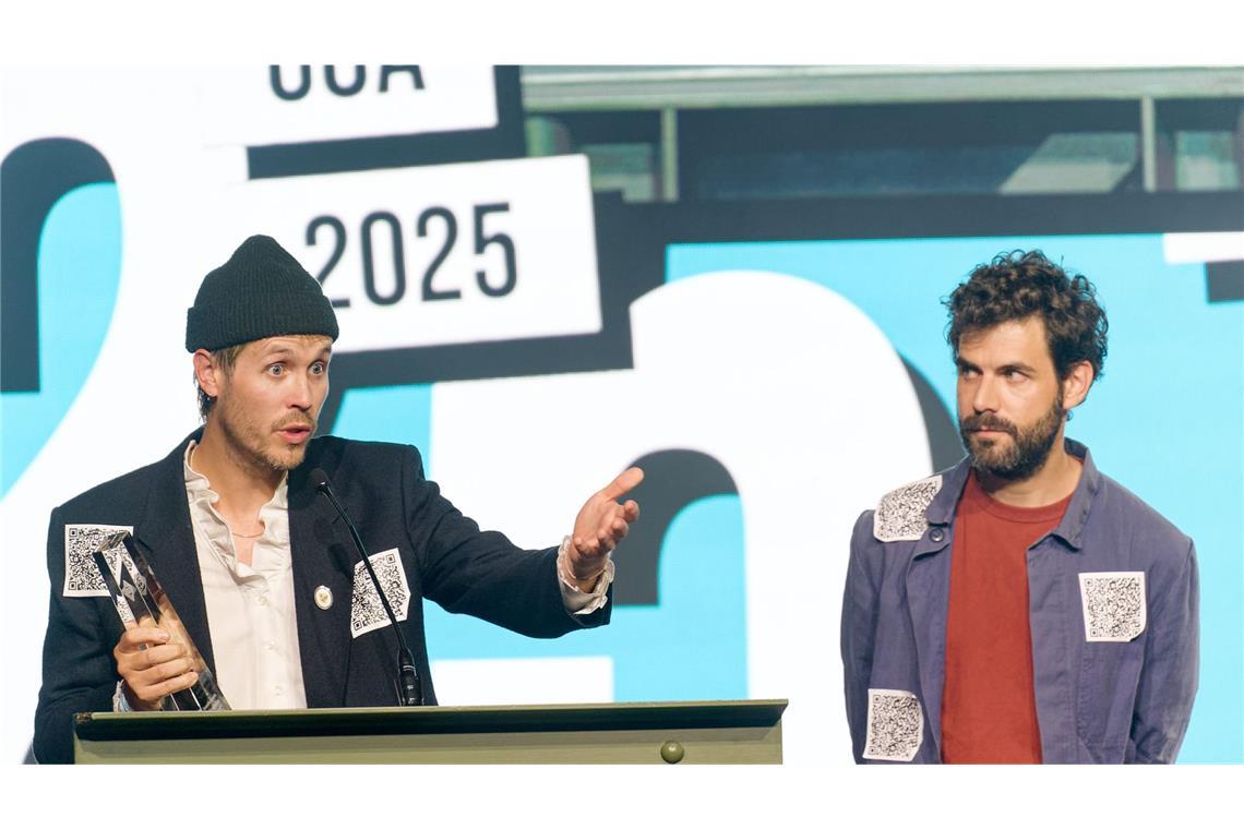 Grimme-Preisträger lehnen Preis ab - „offene Debatte“ Die Autoren Hans Block (l.) und Moritz Riesewieck (r.) lassen bei Verleihung ihren Preis in der Kategorie „Sonderpreis Künstliche Intelligenz“ aus Protest auf der Bühne stehen.