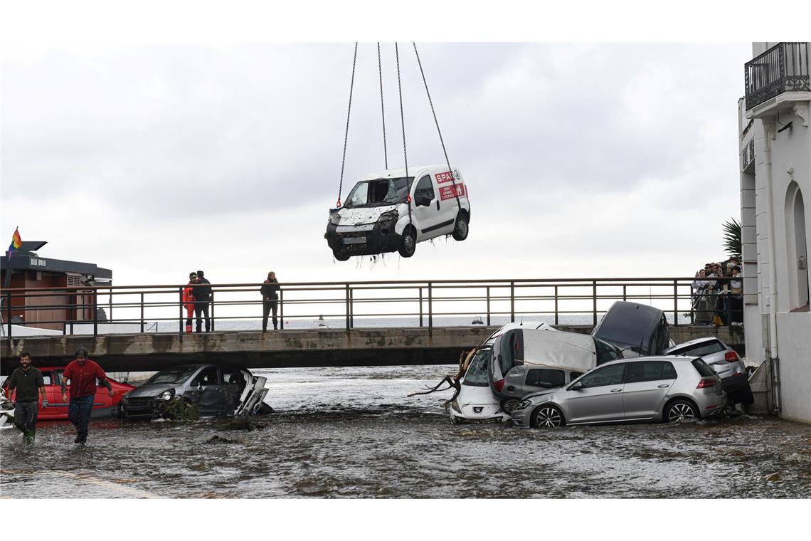 78 Vermisste nach Jahrhundertflut in Spanien - Neue Unwetter Die Autos werden in Cadaqués bereits geborgen.
