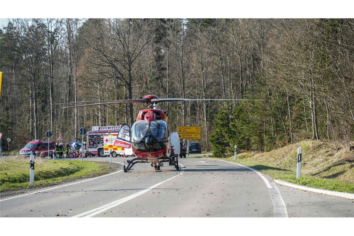 Autos kollidieren an Kreuzung – Rettungshubschrauber im Einsatz Die B296 war bis 20.30 Uhr gesperrt.