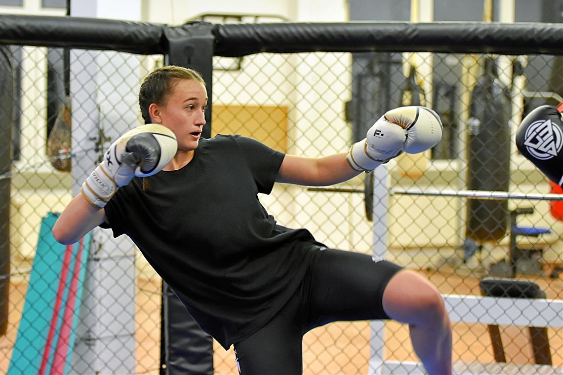 Lea Skworzow: Die Chefin im Ring und im Käfig Die Backnangerin Lea Skworzow hat im Käfig und im Ring ihre Gegner fest im Blick. Foto: Tobias Sellmaier