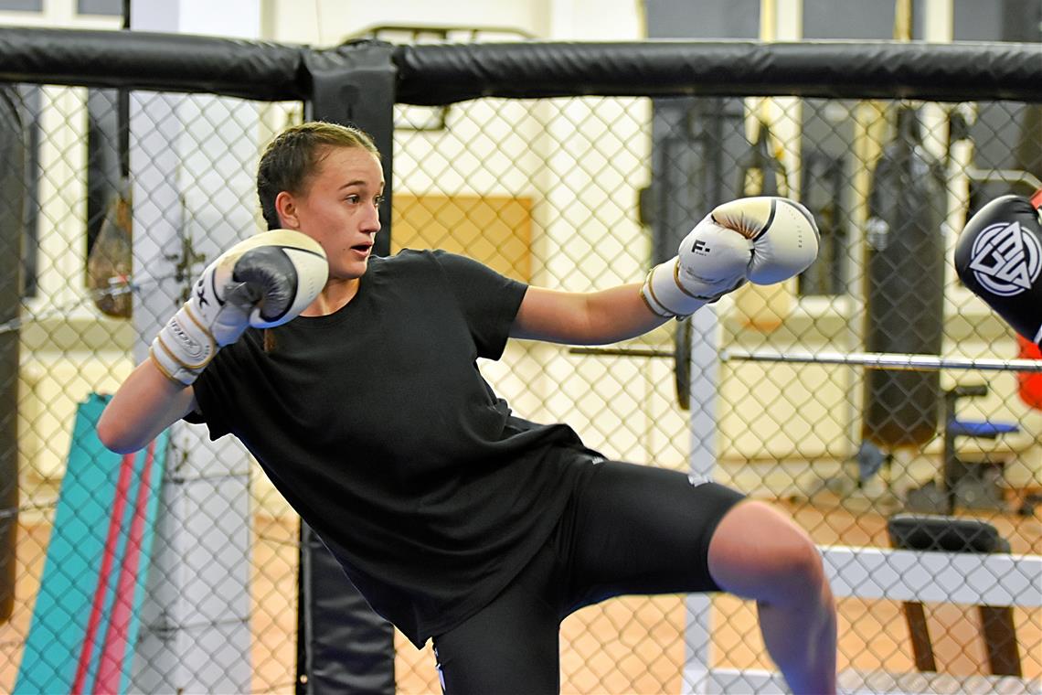 Die Backnangerin Lea Skworzow hat im Käfig und im Ring ihre Gegner fest im Blick. Foto: Tobias Sellmaier