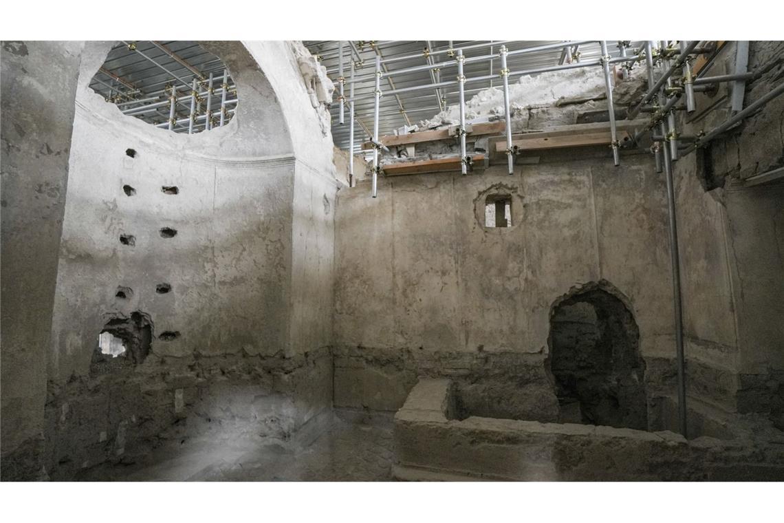 Archäologen legen großes Thermalbad in antiker Villa frei Die Badegäste betraten das Bad über den Umkleideraum, der Platz für bis zu 30 Gäste bot. Im Anschluss besuchten sie das Calidarium, gefolgt vom Tepidarium mit warmem Wasser und dem Frigidarium mit kaltem Wasser.
