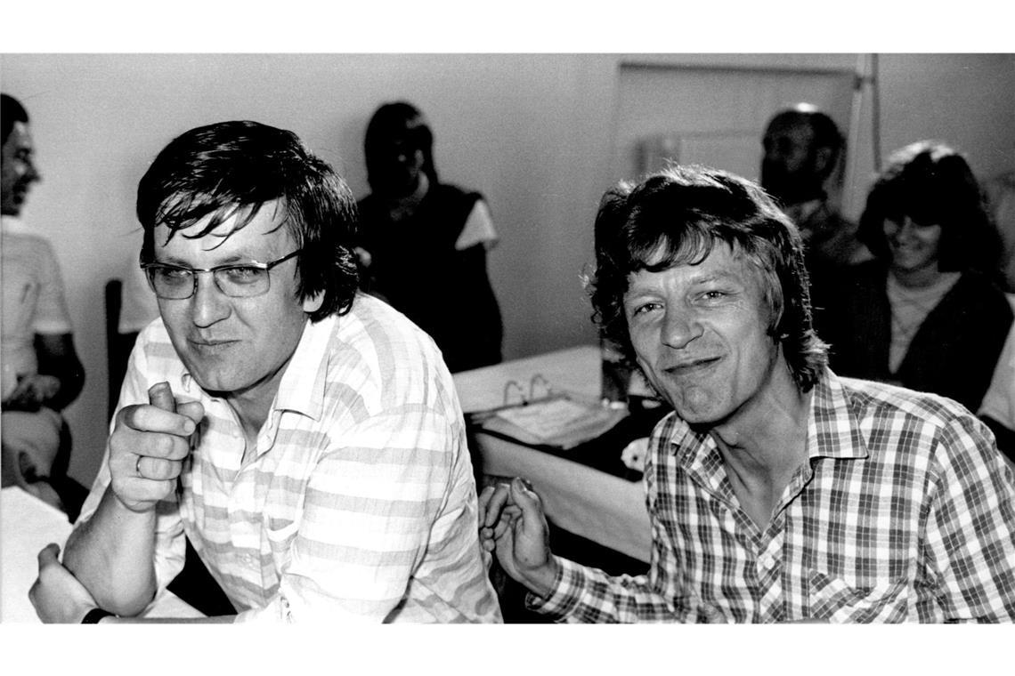 Die baden-württembergischen Landtagsabgeordneten Wolf-Dieter Hasenclever (r) und sein Kollege Winfried Kretschmann (l) auf einer Sitzung des Landesausschusses der baden-württembergischen Grünen in Sigmaringen.