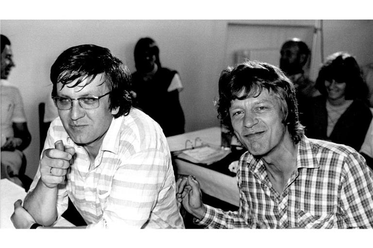 Die baden-württembergischen Landtagsabgeordneten Wolf-Dieter Hasenclever (r) und sein Kollege Winfried Kretschmann (l) auf einer Sitzung des Landesausschusses der baden-württembergischen Grünen in Sigmaringen.