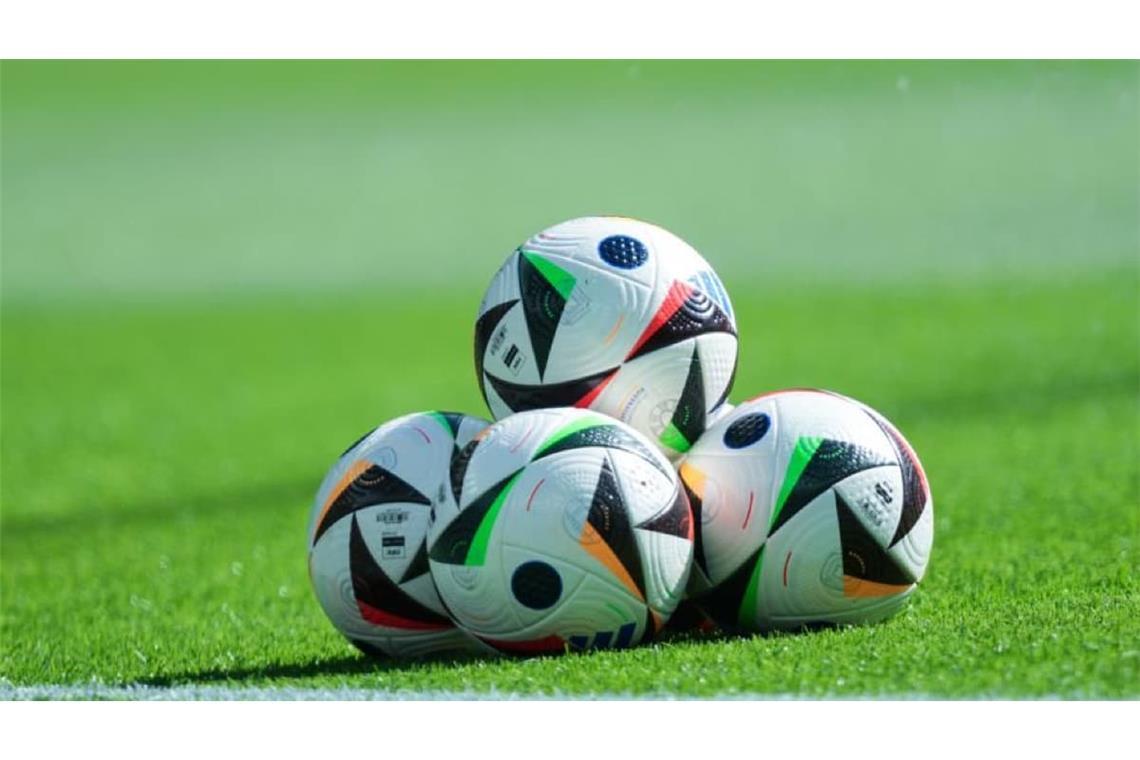 Die Bälle für den nächsten Spieltag im Amateurfußball liegen bereit.