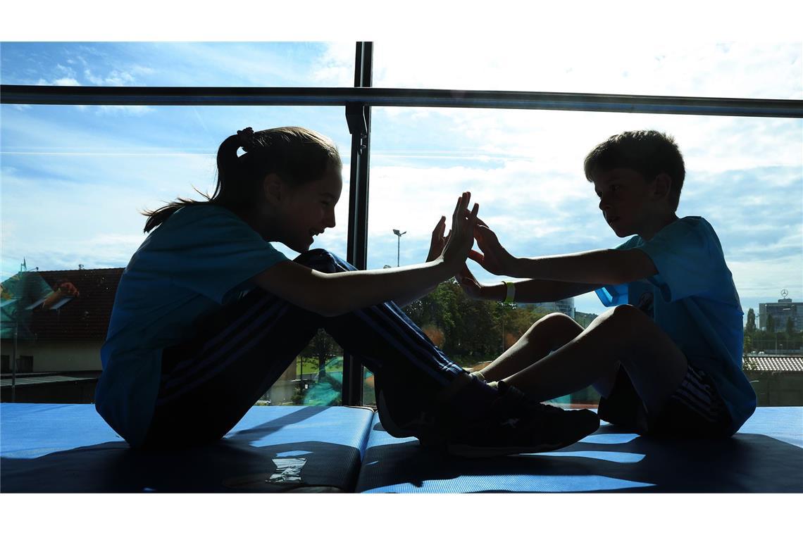 Die Bären-Station, für manche Kinder eine der schwierigsten. Hier werden Purzelbäume geschlagen und bei Sit-Ups die Bauchmuskeln trainiert.