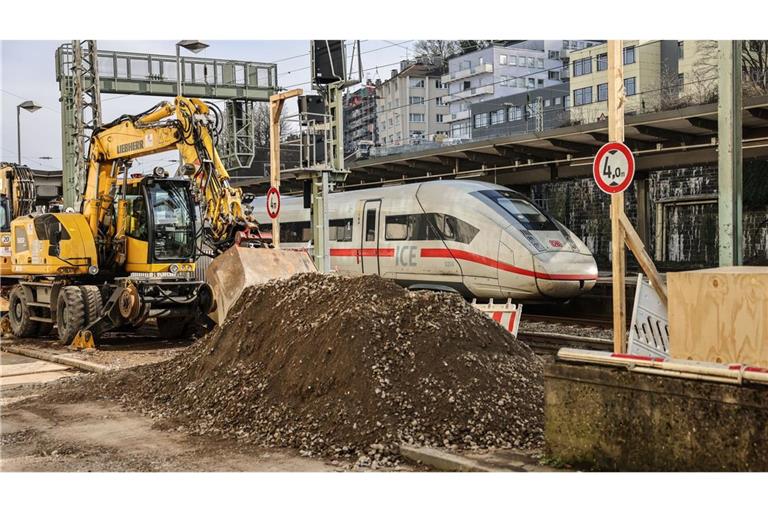 Die Bagger am Wuppertaler Hauptbahnhof stehen schon bereit.
