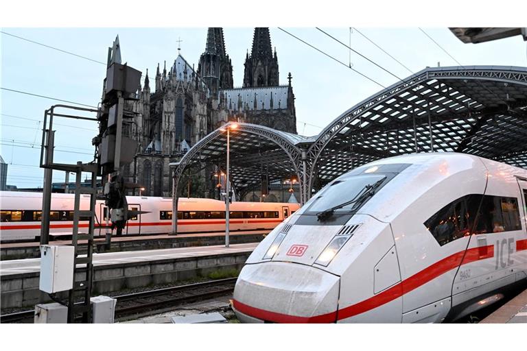 Die Bahn hält an ihrem Pünktlichkeitsziel von mindestens 60 Prozent im Fernverkehr im Gesamtjahr fest. (Archivbild)