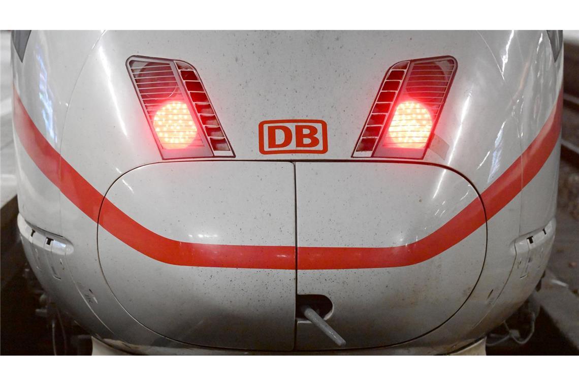 Die Bahn hat auf der ICE-Strecke zwischen München und Berlin eine weitere Engstelle beseitigt. (Symbolbild)