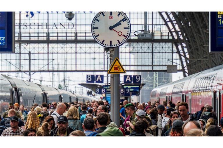 Die Bahn steckt in der Krise - nun soll es einen Wechsel an der Konzernspitze geben. (Archivbild)