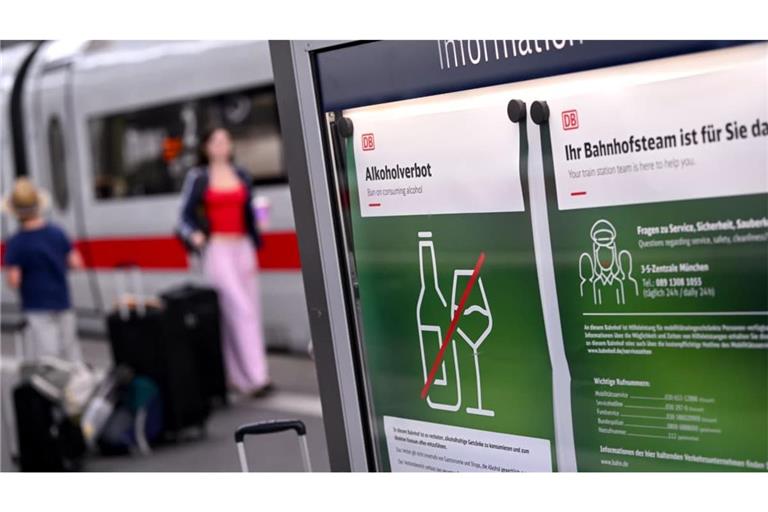 Die Bahn verbietet Alkoholkonsum an ihren Bahnhöfen - ab Mitte Oktober gilt das bundesweit.
