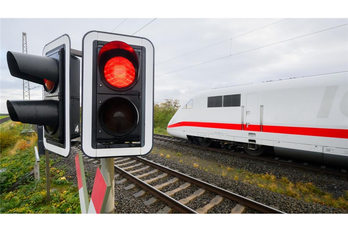 Bahnstrecke Mannheim-Stuttgart von Ostern an gesperrt Die Bahn will wegen einer Tunnelsanierung die ICE-Strecke Mannheim-Stuttgart wochenlang sperren. (Symbolbild)