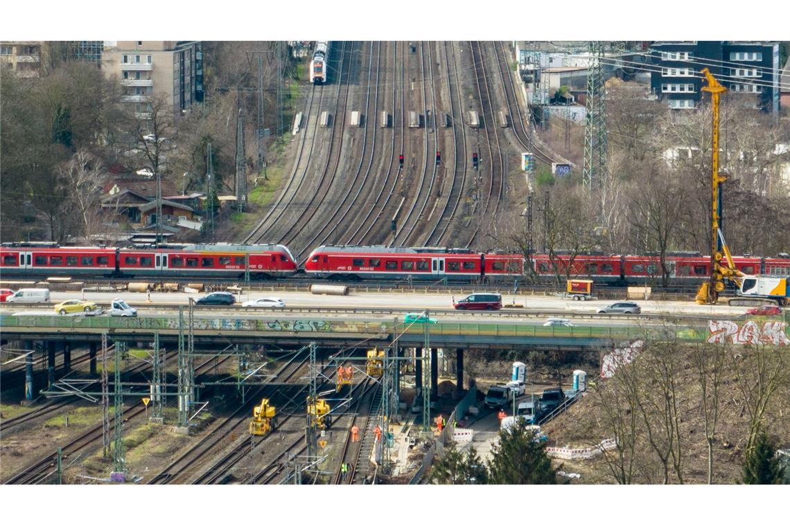 Die Bahngleise unter dem Autobahnkreuz Kaiserberg werden vom 9. Januar bis 6. Februar erneut für vier Wochen gesperrt. (Archivbild)