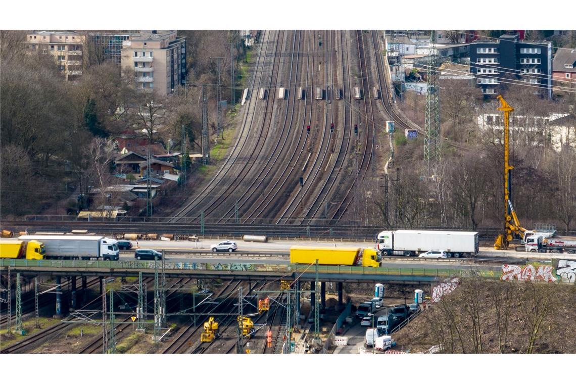 Die Bahngleise unter dem Autobahnkreuz Kaiserberg werden vom 9. Januar bis 6. Februar erneut für vier Wochen gesperrt. (Archivbild)