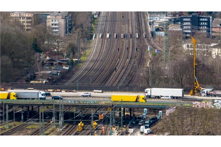 Die Bahngleise unter dem Autobahnkreuz Kaiserberg werden vom 9. Januar bis 6. Februar erneut für vier Wochen gesperrt. (Archivbild)