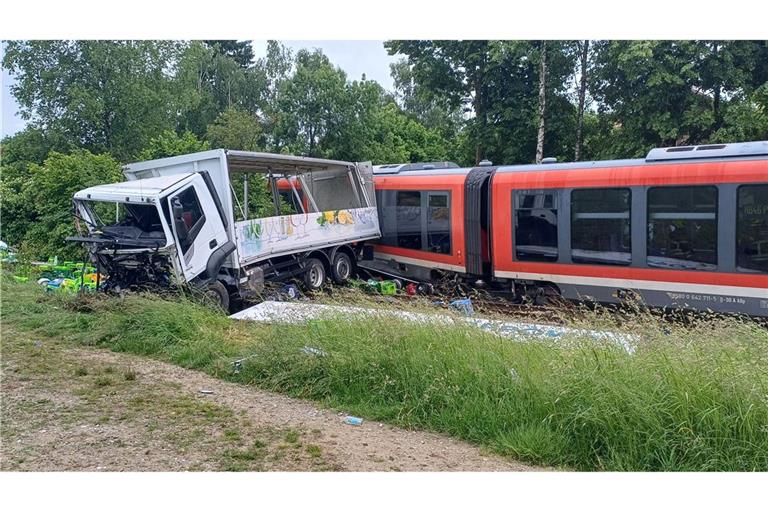 Die Bahnstrecke wurde gesperrt. Der Zug soll am Freitag geborgen werden.
