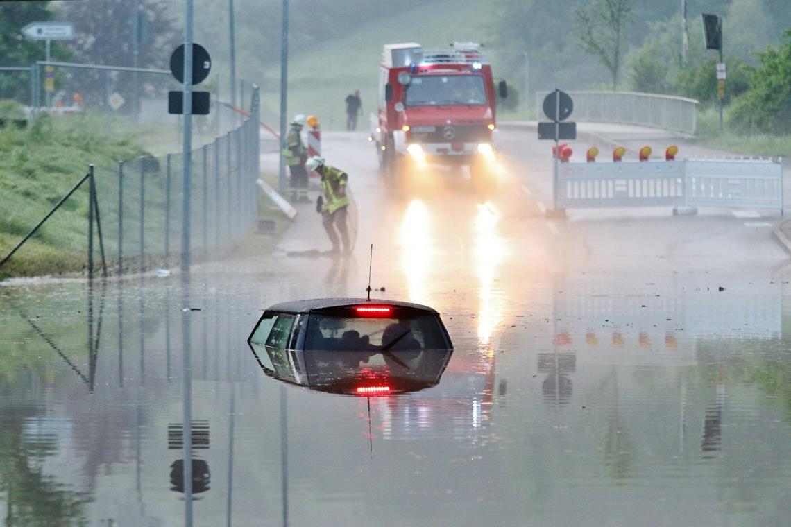 Land unter in Murrhardt Die Bahnunterführung an der Berliner Straße ist in wenigen Minuten vollgelaufen. Die Fahrerin eines Minis bleibt zuvor stecken, kann sich aber aus dem Wagen retten. Foto: 7aktuell.de/Kevin Lermer