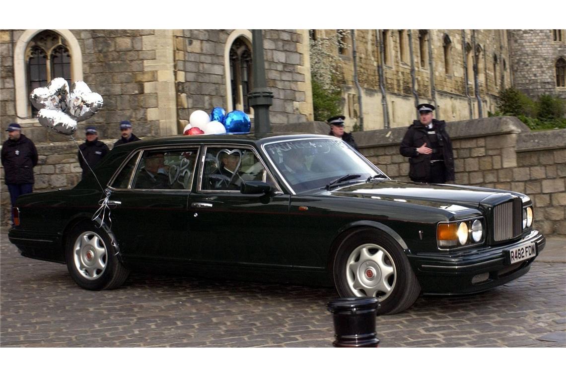 Eine Hochzeit und ein Todesfall Die Ballons und Herzchen an der Limousine des Brautpaars seien von Harry und William, hieß es damals in den Medien – „wohl kaum“ schrieb Harry Jahre später in seiner Biografie.