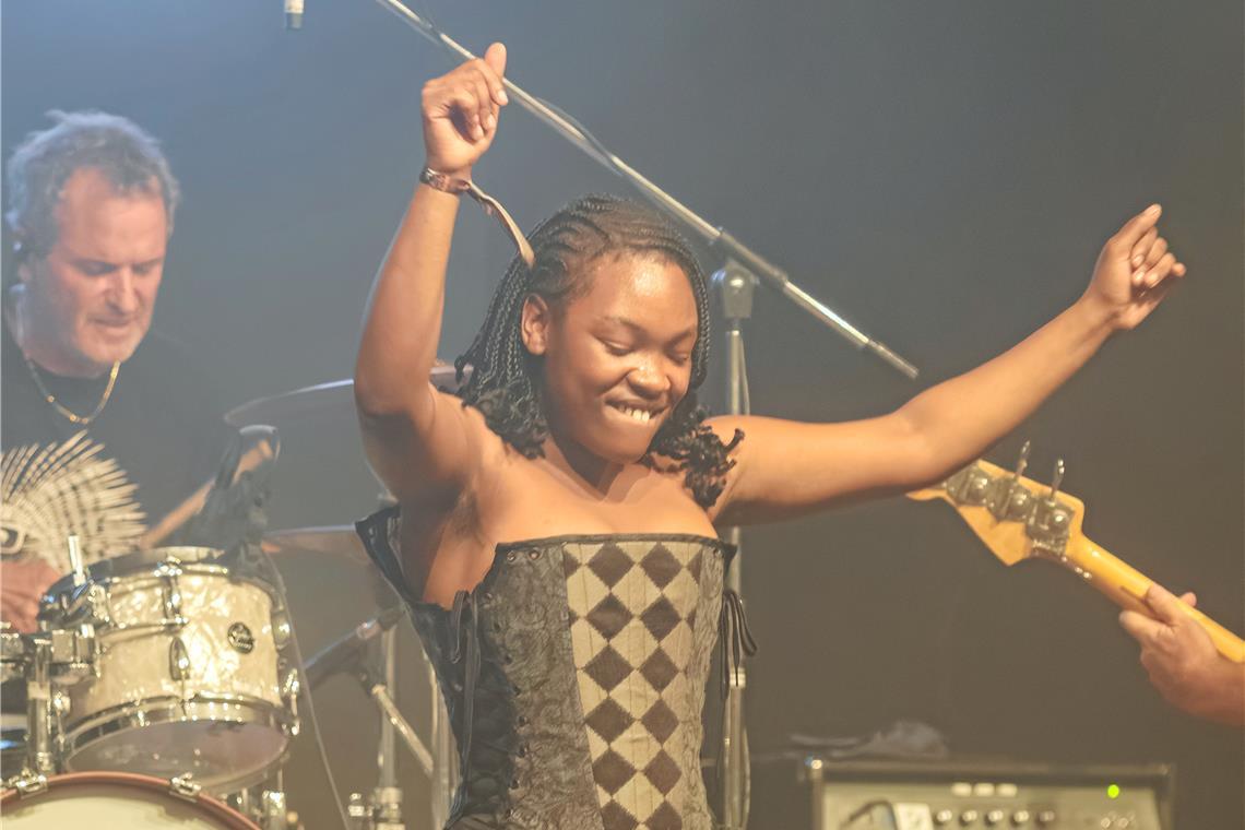 Die Band Freshlyground mit Sängerin Mbali Makhoba beschert dem Publikum ein bewegtes Konzert. Auch sie selbst geht genussvoll mit. Foto: Stefan Bossow