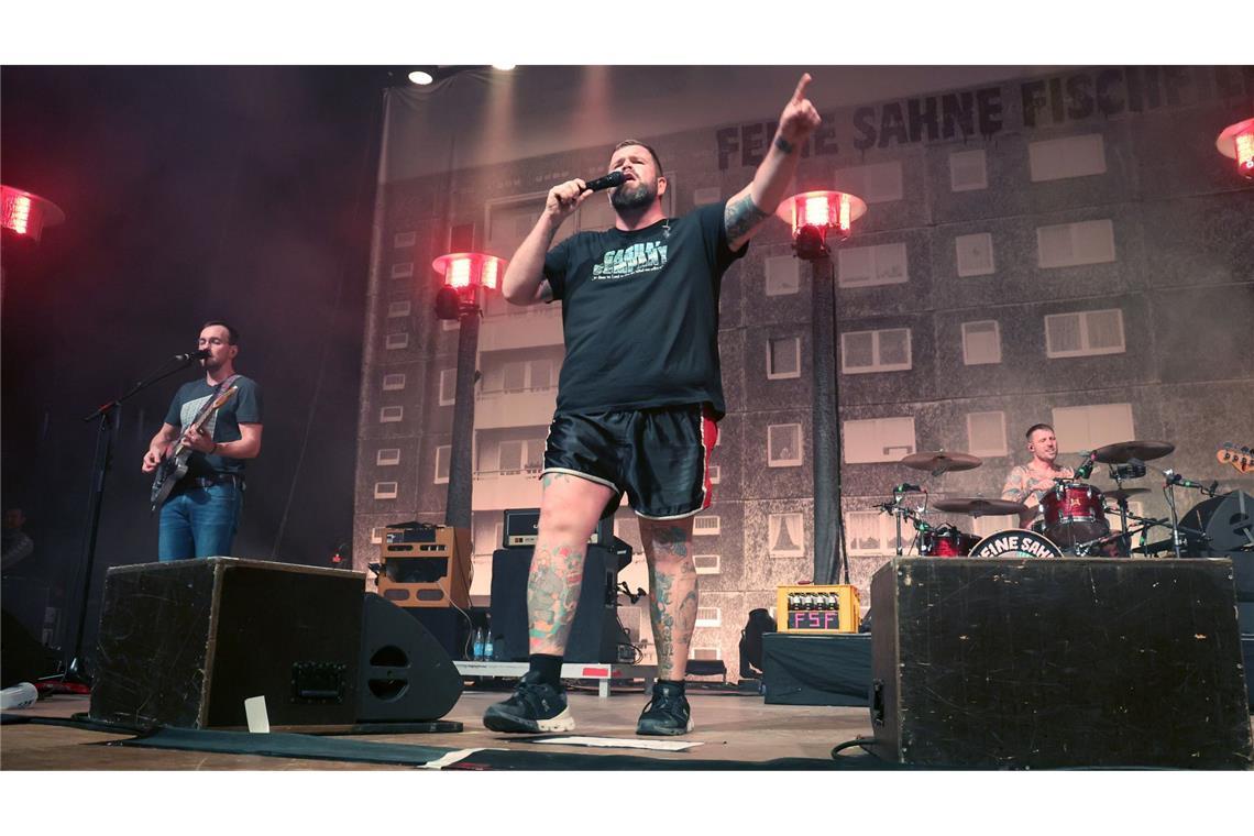 Gitarren von Feine Sahne Fischfilet geklaut Die Band nimmt den Vorfall mit Humor.