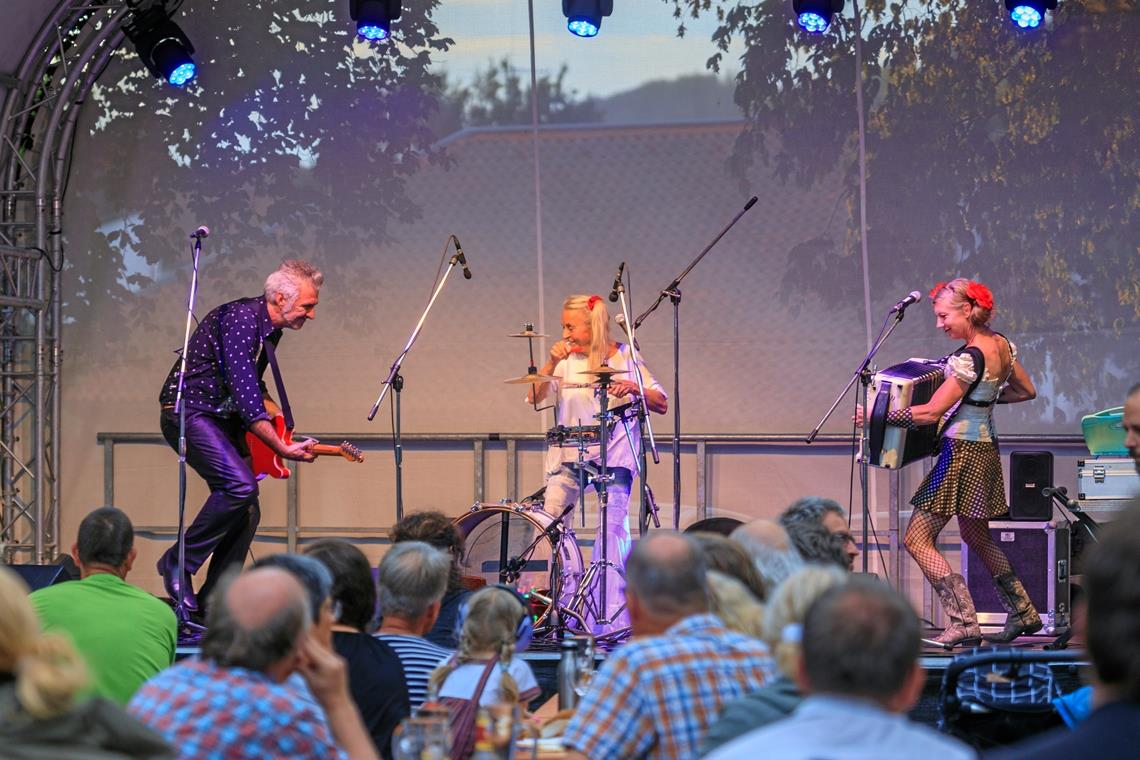 Die Band The Beez heizt am Sonntagabend den Besucherinnen und Besuchern der Biergartenbühne ein. Foto: Stefan Bossow