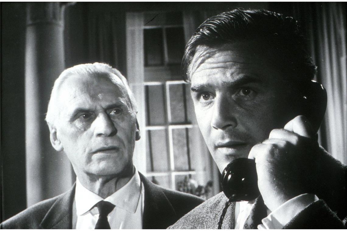 Vor 65 Jahren: Der erste Edgar-Wallace-Film feiert Premiere in Stuttgart „Die Bande des Schreckens“ (1960): Chefinspektor Long (Joachim Fuchsberger, re.) steht vor einem Rätsel: Nach der Hinrichtung des Verbrechers Shelton sterben nach und nach jene Personen, die an seiner Verurteilung beteiligt waren. Sogar Sir Godley (Fritz Rasp, li.) ist ratlos.