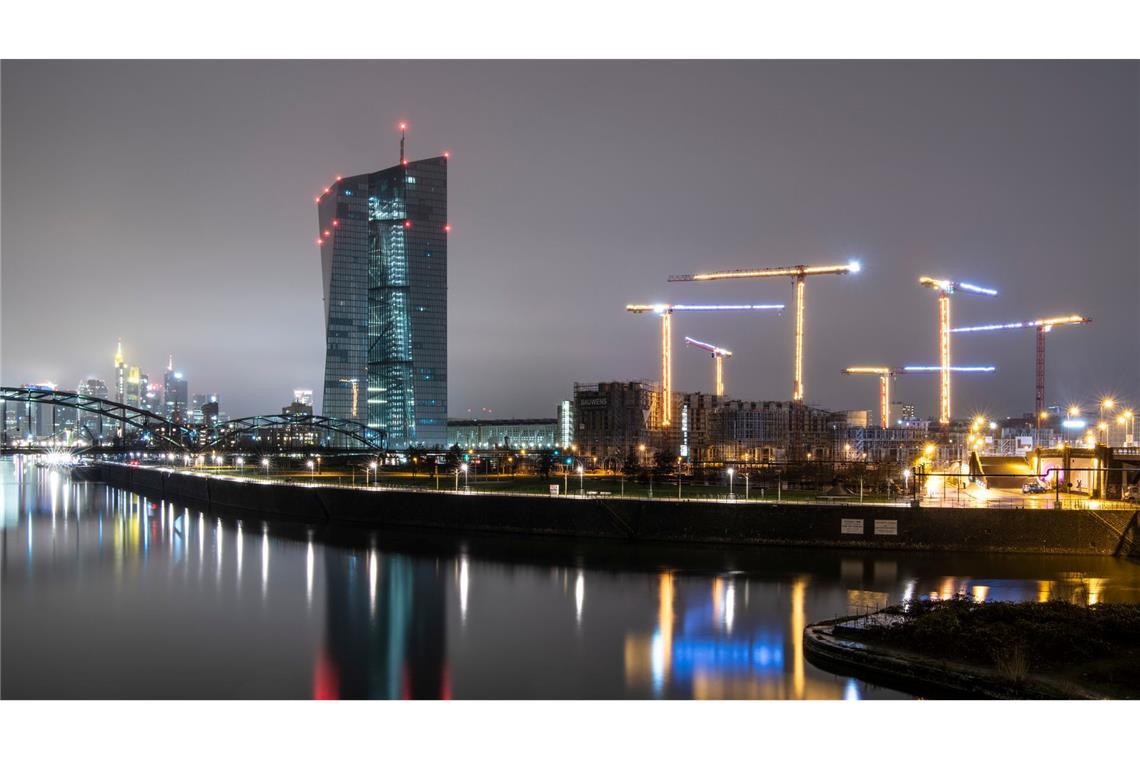 Die Bankenskyline von Frankfurt ragt hinter der Europäischen Zentralbank (EZB)  empor.