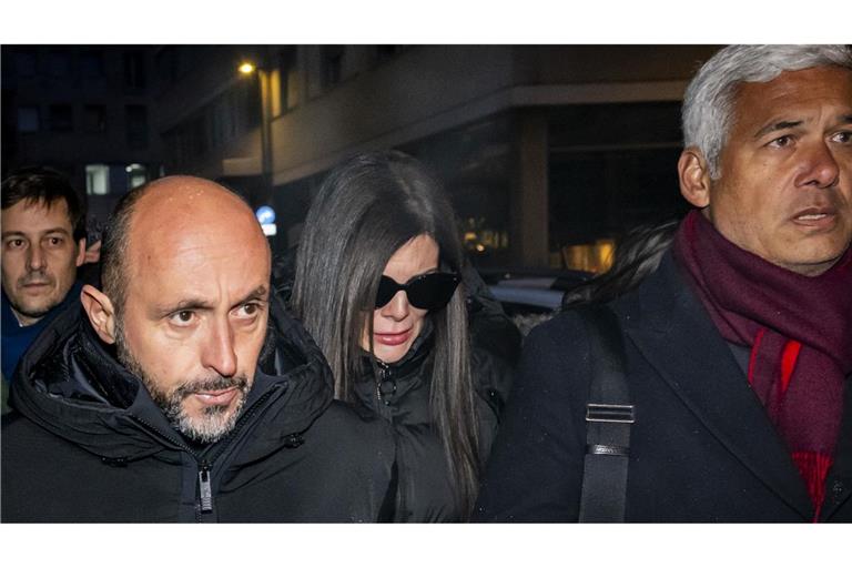 Die Bar-Betreiberin (Mitte) äußerte sich zur Brandkatastrophe.