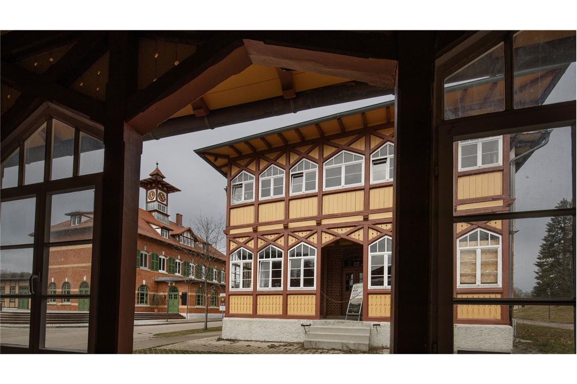 Die Baracken im Alten Lager sind denkmalgeschützt – links das Gebäude mit Türmchen ist die ehemalig Königliche Post.