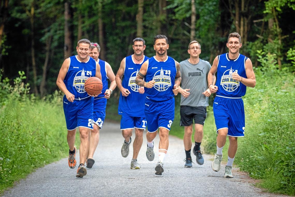 Die Basketballer der TSG Backnang gingen am Mittwochabend mit gutem Beispiel voran. Viktor Linker, Tim Beckmann, Stephan Neuer, Miodrag Starcevic, Trainer Jörg Blaetter und Nikolai Kaiser drehten beim Teamevent im Rahmen des BKZ-Solo-Laufcups die erste Runde. Foto: A. Becher