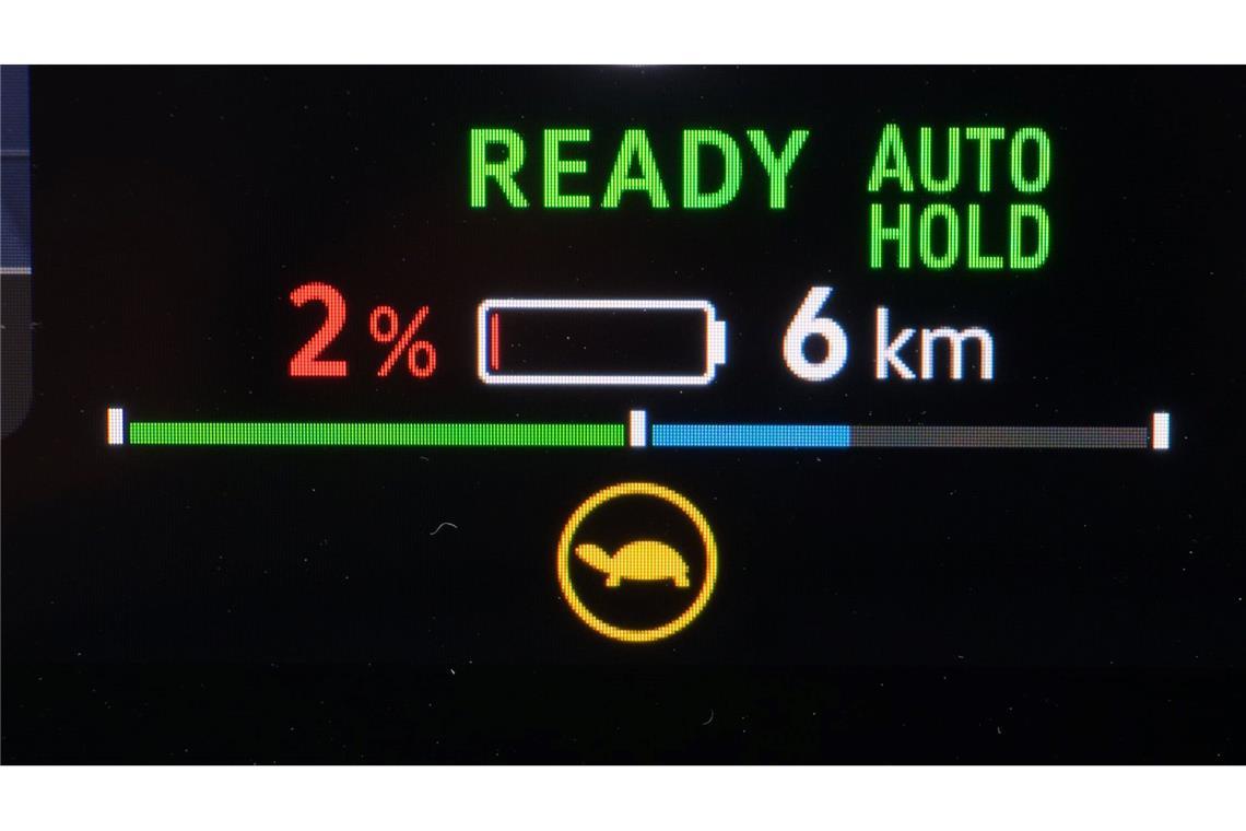HUK-Umfrage: Umstiegstempo auf E-Autos halbiert Die Batteriestandsanzeige eines Elektroautos. Nach dem plötzlichen Aus der E-Auto-Kaufzuschüsse Ende 2023 hat sich das Umstiegstempo auf Elektroautos laut HUK Coburg halbiert.